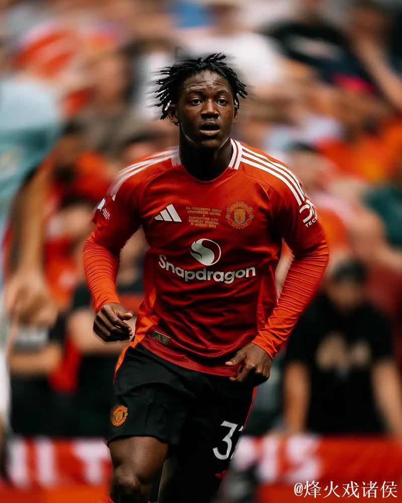 科比-梅努的哥哥现身老特拉福德,衣着展示‘释放科比-梅努’的标语 科比-梅努的哥哥现身老特拉福德,衣着展示‘释放科比-梅努’的标语