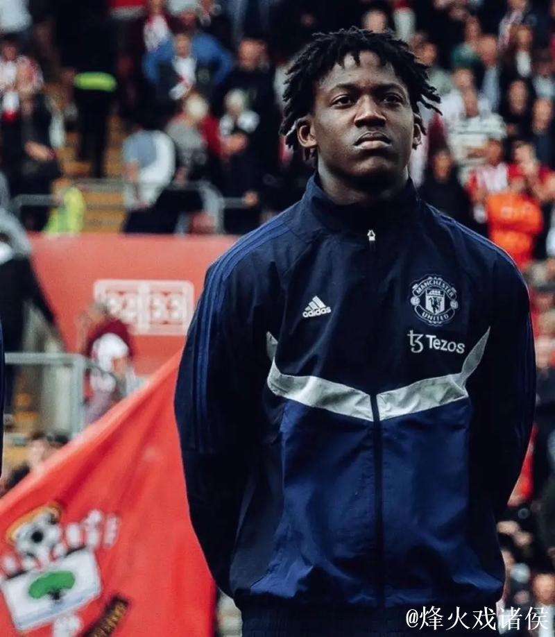 科比-梅努的哥哥现身老特拉福德,衣着展示‘释放科比-梅努’的标语 科比-梅努的哥哥现身老特拉福德,衣着展示‘释放科比-梅努’的标语